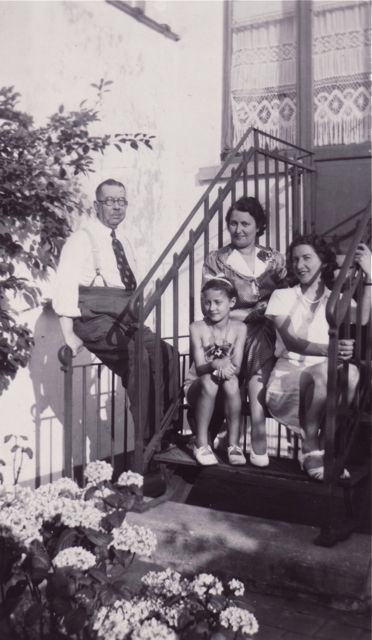 Ernest was dolgelukkig met opeenvolgend zijn vrouw en zijn dochtertje én de nanny. En af en toe ook in omgekeerde volgorde.